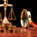 Balança da justiça, moedas de ouro e lupa, simbolizando RPV Precatório e Cessão de Crédito