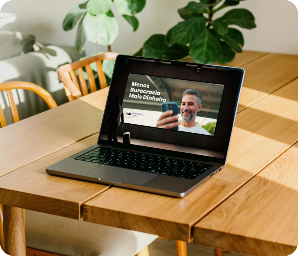 Laptop exibindo vídeo "Menos Burocracia Mais Dinheiro" do LCbank